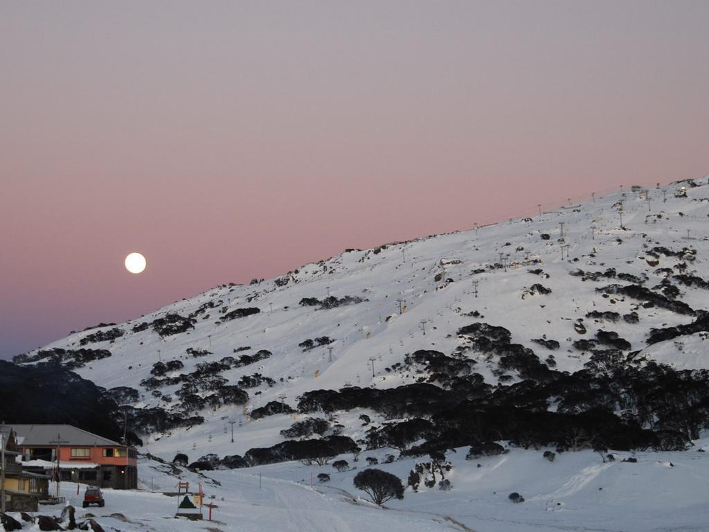 Perisher Manor Hotel ペリッシャー・バレー エクステリア 写真